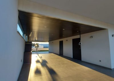 Intervenção feita em moradia numa das áreas de lazer com cobertura de chapa sanduíche